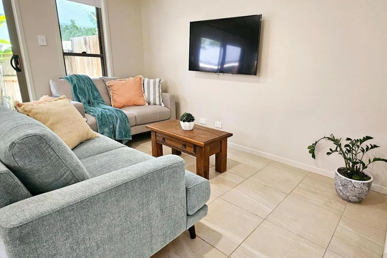 Frangipani Townhouse 3 At Sunlight Swan - Beerwah - Sleeps 6 contacts